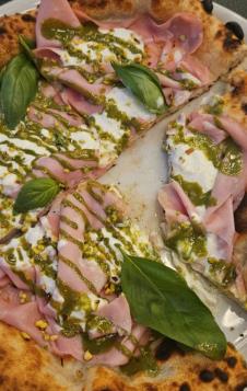 Gurmanska pica sa mortadelom, mocarelom, pestom i listovima svežeg bosiljka