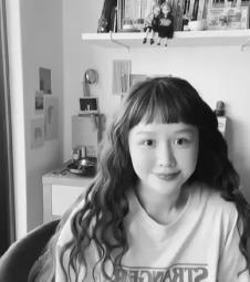 Liz Lin Ruoyu, popularna tajvanska influenserka i muzičarka, nasmejana na fotografiji.
