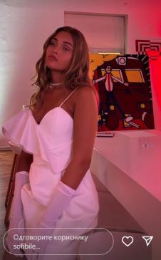 Sofi Tkačenko pozira u beloj haljini i dugim belim rukavicama