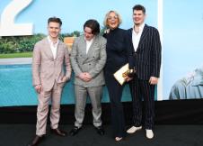 Šeron Stoun u društvu svoja tri sina – Roana (25), Lajarda (20) i Kvina (19).