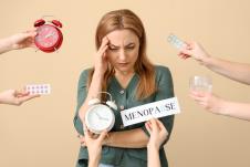 žena u menopauzi ima glavobolju i okružena je hormonskom terapijom kao opcijom