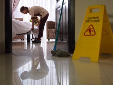 sobarica namešta krevet u hotelskoj sobi