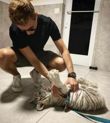 Piksijev sin sa belim tigrom