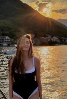 Marija Bergam u kupaćem kostimu na moru