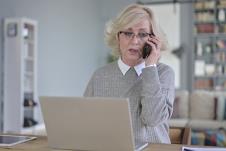 starija gospođa razgovara telefonom