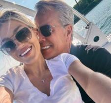 Piter Kuk selfi sa Albom suprugom koja je od njega mlađa 40 godina