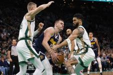 Nikola Jokić i Džejson Tejtum u duelu