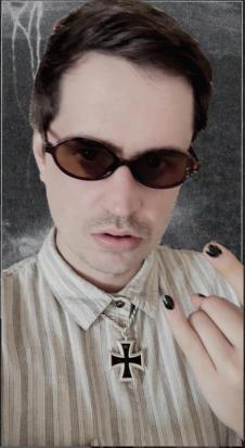 Šon Najt Nikolson sa sunčanim naočarima.jpg