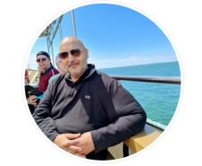 Harvi Olik sa sunčanim naočarima na brodu.jpg