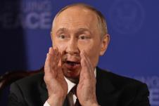 Vladimir Putin Donald Tramp 22 AP Julia Demaree Nikhinson.jpg