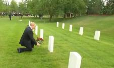 Vladimir Putin polaganje cveća.jpg