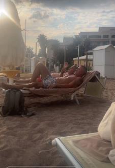 Gagi i Đole Đogani izležavaju se  na plaži