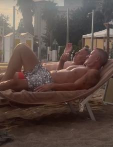 Gagi i Đole Đogani izležavaju se  na plaži