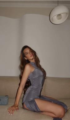 Hana Ikodinović pozira u svom domu u uskoj haljini