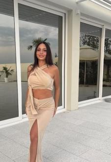 Nina Đogani pozira u krem kopletu