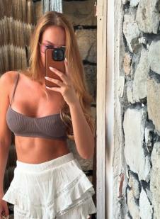 Ivana Aleksić u mini beloj haljini i smeđem top majici
