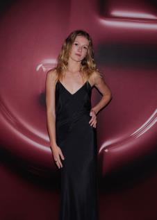 Isabela Ferer na crvenom tepihu povodom filma „It Ends With Us“