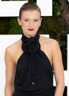 Isabela Ferer na crvenom tepihu povodom filma „It Ends With Us“