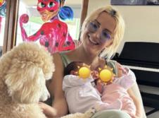 Milena Vičić sa bliznakinjama