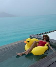 Hale Beri uživa na Maldivima