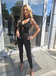 Ava Karabatić ispred ulaza u Pink