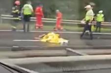 Dvoje tinejdžera, devojčica (14) i momak (18), bacili su se zagrljeni pod kamion, jer niko nije razumeo njihovu ljubav.