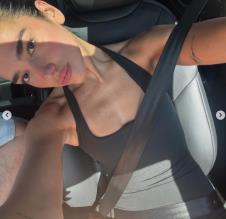 Dua Lipa u automobilu pravi selfi.jpg