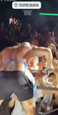 Dragomir Despić Desingerica jede pečeno jagnje na bini