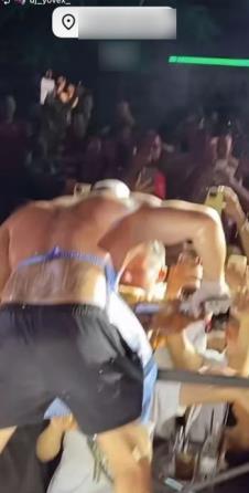 Dragomir Despić Desingerica jede pečeno jagnje na bini