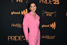 Alison Stoner u rozom kompletu