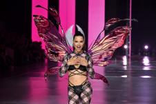 Adriana Lima ponovo na pisti Victoria Secret nakon 3 porođaja