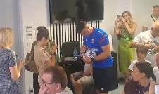 Vladan Milojević potpisuje loptu na Kipru