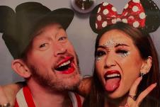 Mekoli Kalkin i Brenda Song u kostimima proslavljaju njenu pesmu 90s Raver