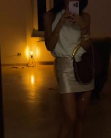 Dragana Mićalović pozira u zlatnom miniću