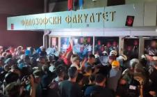 novi sad napad na policiju blokaderi protest.JPG