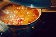 Slatki kupus u loncu polupokriven poklopcem