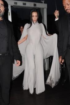 Kim Kardašijan na mostu u Veneciji u futurističkom izdanju