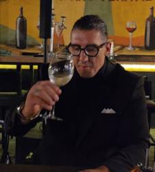 Kristijan Golubović u crnom odelu pije kiselu vodu