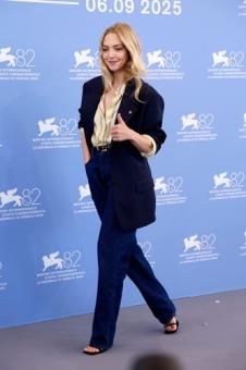 Amanda Sajfred u Versace kompletu na Filmskom festivalu u Veneciji