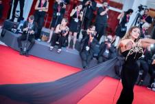 Madalina Dijana Genea u crnoj baršunastoj haljini sa zlatnim detaljima na Venecijanskom filmskom festivalu 2025