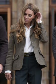 Kejt Midlton s osveženim, plavkastim pramenovima u Londonu