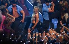 Sabrina Karpenter nastupa na MTV VMA 2025