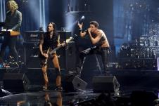 Jangblud pokazao goli torzo i tetovaže, uključujući veliku tetovažu lobanje i ukrštenih kostiju koja se proteže paralelno sa njegovim desnim kukom na dodeli MTV nagrada.