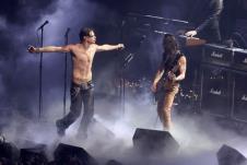 Jangblud pokazao goli torzo i tetovaže, uključujući veliku tetovažu lobanje i ukrštenih kostiju koja se proteže paralelno sa njegovim desnim kukom na dodeli MTV nagrada.