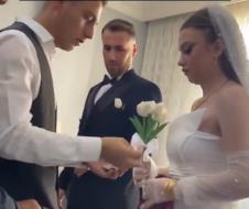 brat daje sestri na dan venčanja ključeve od kuće