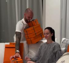 Sofija Kralov pozira sa luksuznim torbama