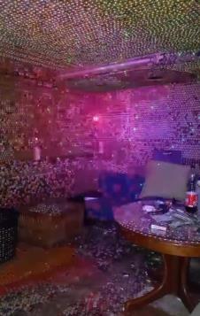 Frank Cajdler oblepio kuću sa 130.000 čepova od flaše (5).png