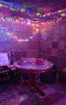 Frank Cajdler oblepio kuću sa 130.000 čepova od flaše (7).png