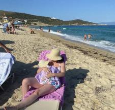 Majka doji bebu na plaži