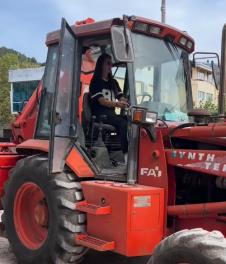 Vesna Milićević vozi bager